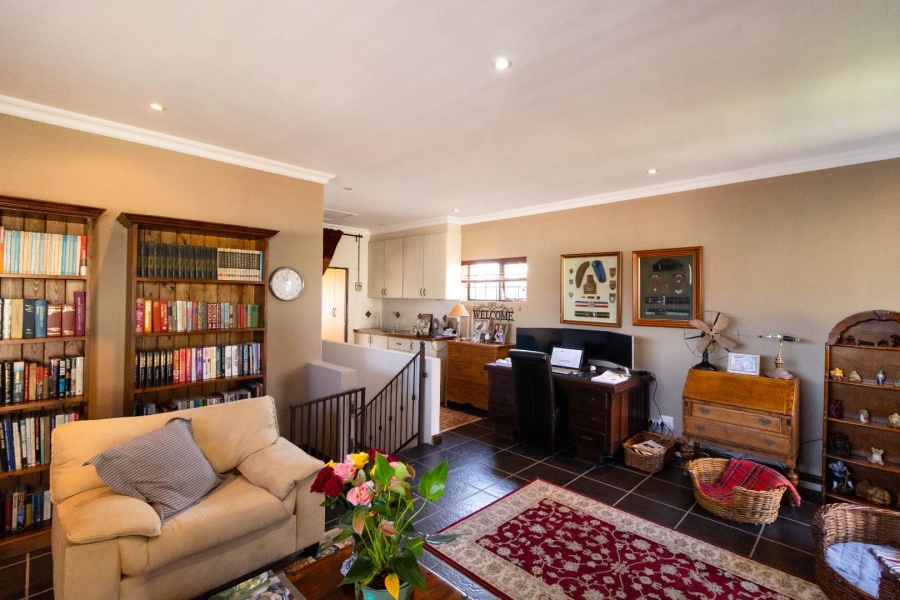 6 Bedroom Property for Sale in Sandbaai Western Cape